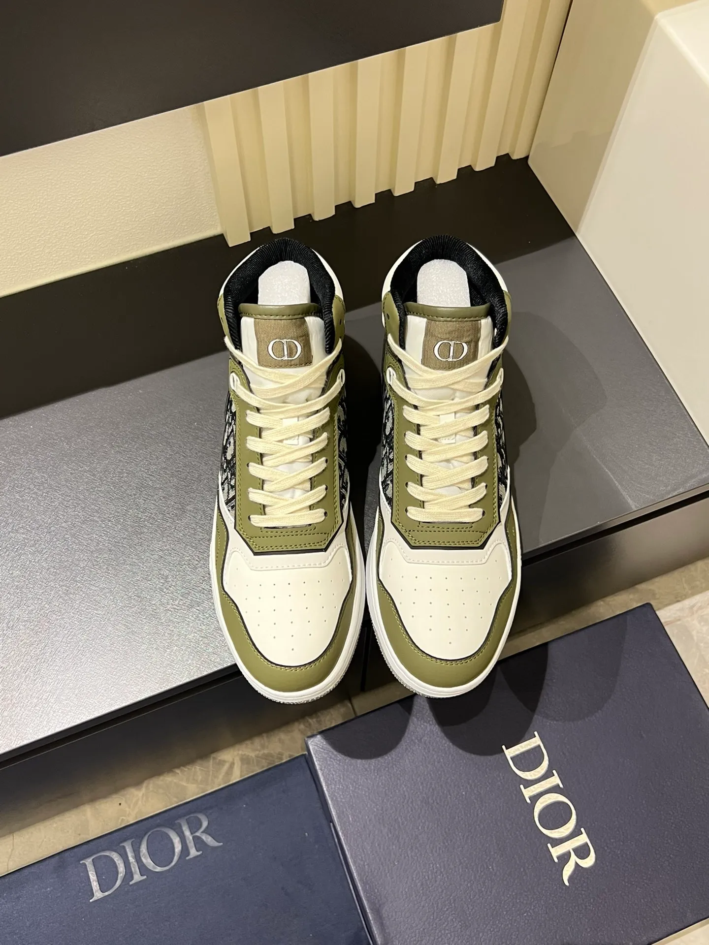 Men's shoes 💰p460 "Dio*" mid-top B27 casual sneakers. This B27 high-top sneaker is a new product in the series and continues Di*r's classic style. Crafted from gray and white smooth calf leather with beige and black Oblique print panels on the sides. The "CD Icon" shaped shoelace eyelets are clever and delicate, and the two-color rubber sole, rear collar and heel are all equipped with the brand's iconic details to enhance the style. Oblique printed straps at the ankle allow for an adjustable fit to complement the overall design. Fashionable and versatile, it can complement any look. Create an exquisite design with unique dynamic vitality and modern atmosphere, presented in low-top and high-top styles. This new must-have shoe adds a new dimension to Dior's archive heritage, embodying modern elegance. Purchase the original version and make it 1:1. If you need top quality, please come to me! Male 38-44!